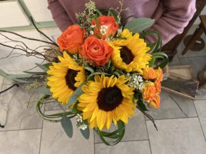 Mazzo Di Fiori Con Girasoli E Rose Cometa Federfiori