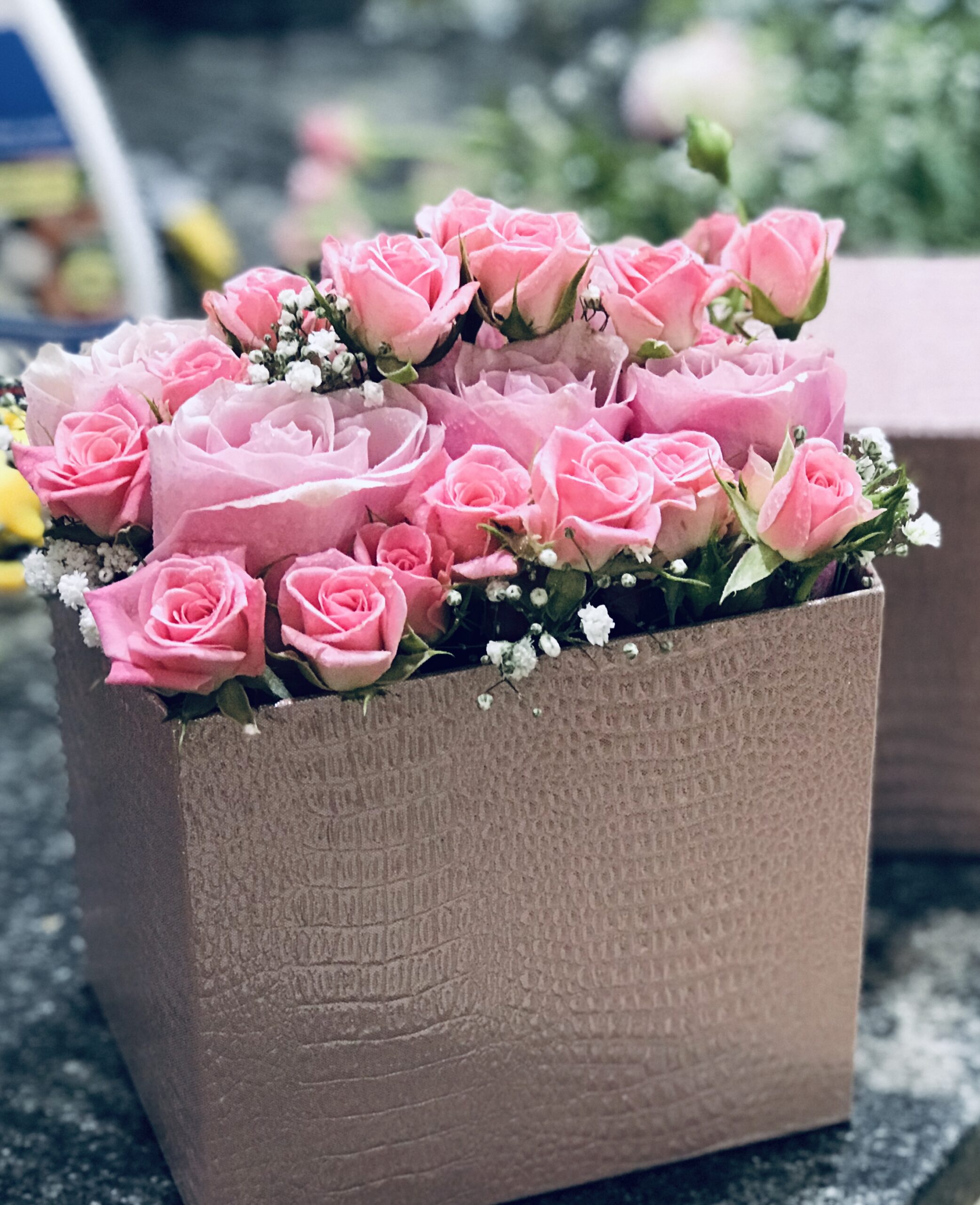 scatola con rose e roselline rosa