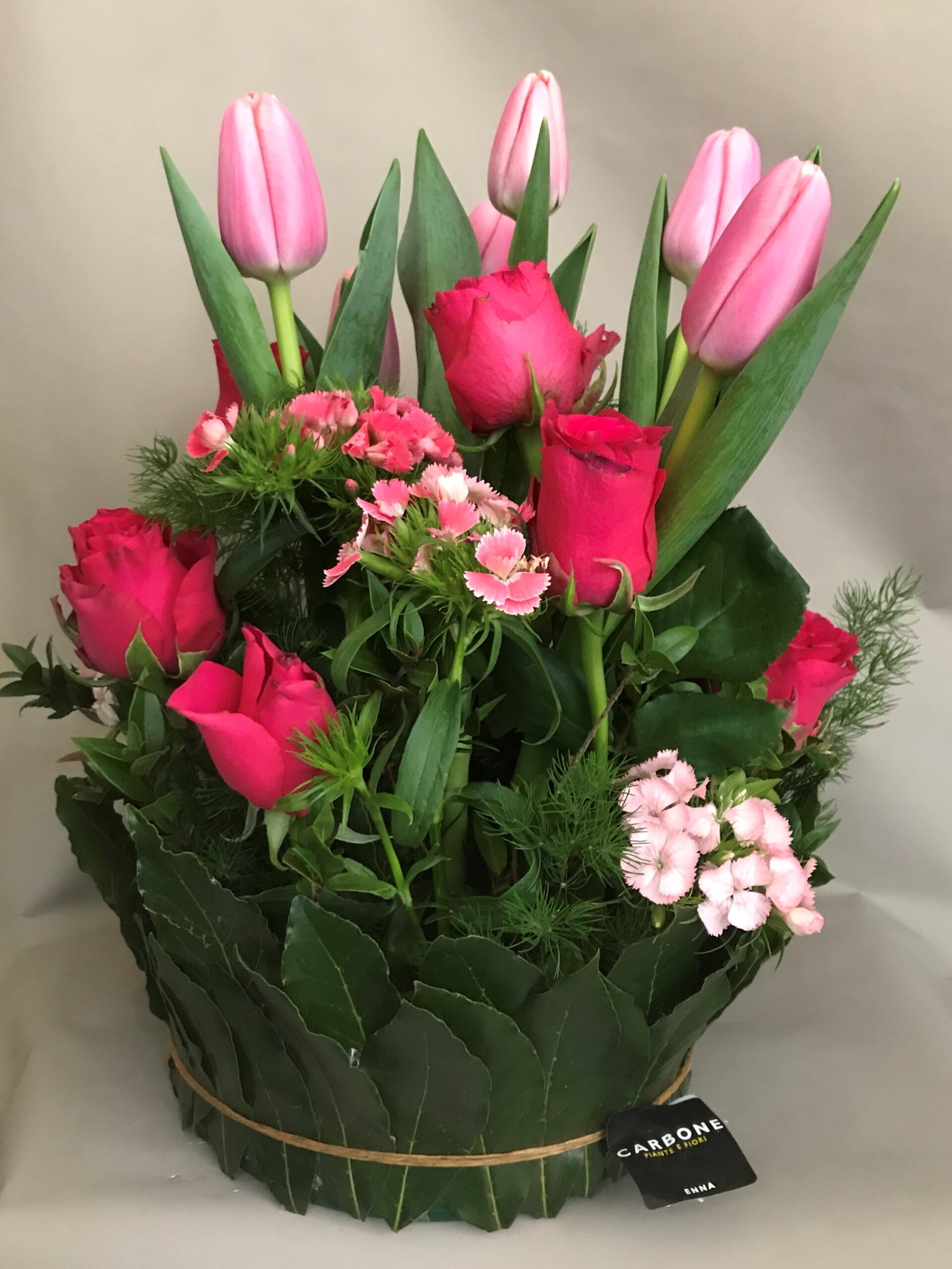 Composizione decorativa su ciotola cm.18 con Tulipani rose e garofani del  poeta